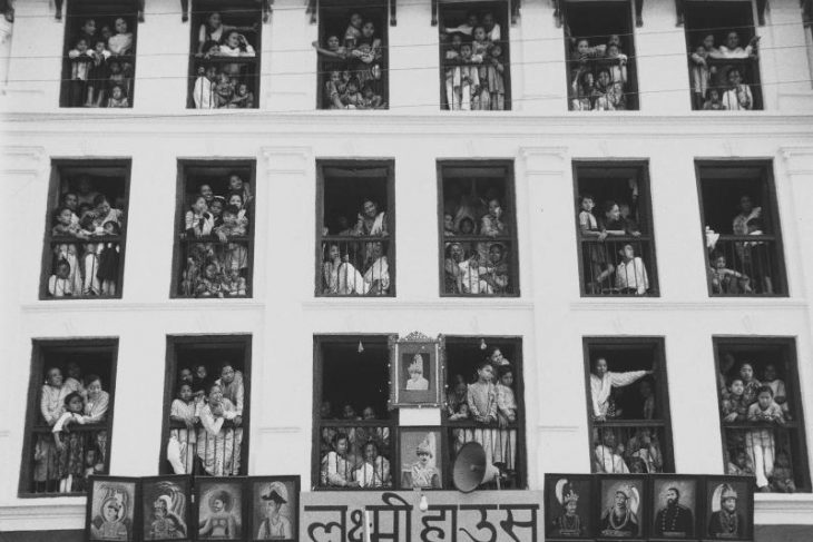 Façade et spectateurs, Népal (Facade and spectators, Nepal)