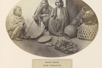 Drie Newar mannen uit Nepal zittend op de grond, Benjamin Simpson (possibly)